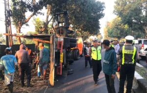 Truk Bermuatan Tebu di Singosari Malang Sempat Oleng lalu Terguling, Disebabkan karena As Roda Putus