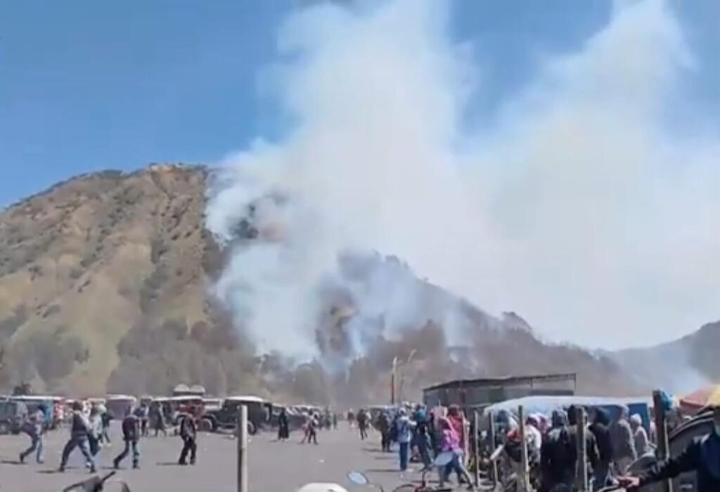 Gelaran Upacara Yadnya Kasada Diwarnai Kebakaran di Gunung Batok Kawasan Bromo