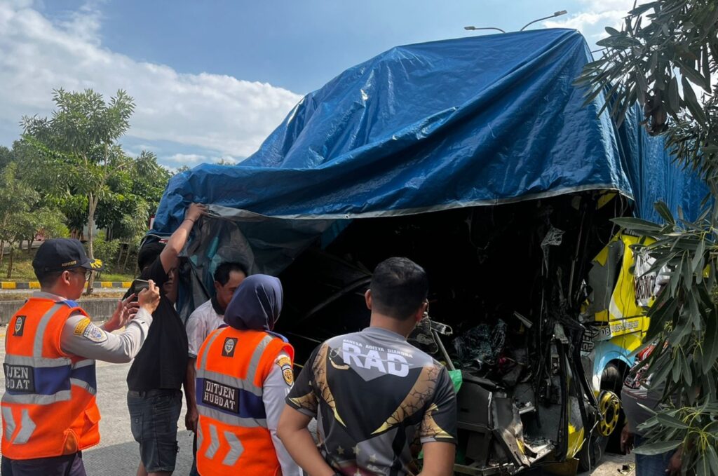 Bus Rombongan Ziarah Asal Gondanglegi Alami Kecelakaan di Tol Pandaan-Malang, 1 Tewas dan 22 Terluka