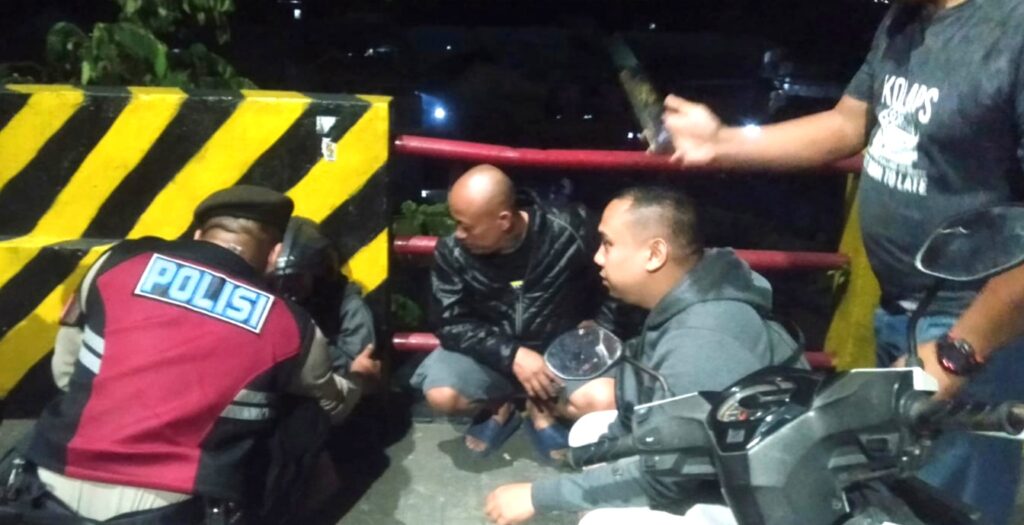 Aksi Percobaan Bunuh Diri Seorang Wanita di Jembatan Brantas Kota Malang Berhasil Digagalkan Polisi dan Warga