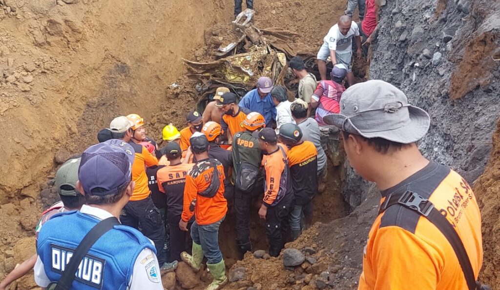 Longsor Pronojiwo Lumajang, Tim SAR Temukan Satu Korban, Tiga Lainnya Dalam Pencarian
