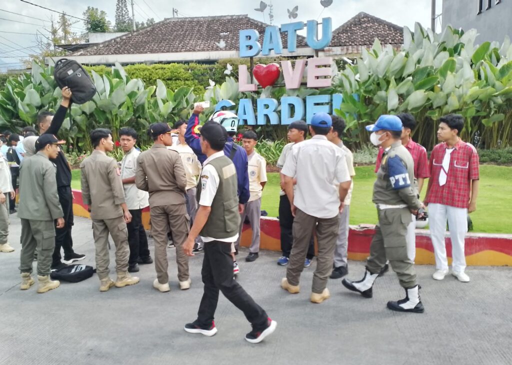 Gelar Operasi, Satpol PP Kota Batu Pergoki Puluhan Pelajar Terindikasi Bolos Sekolah