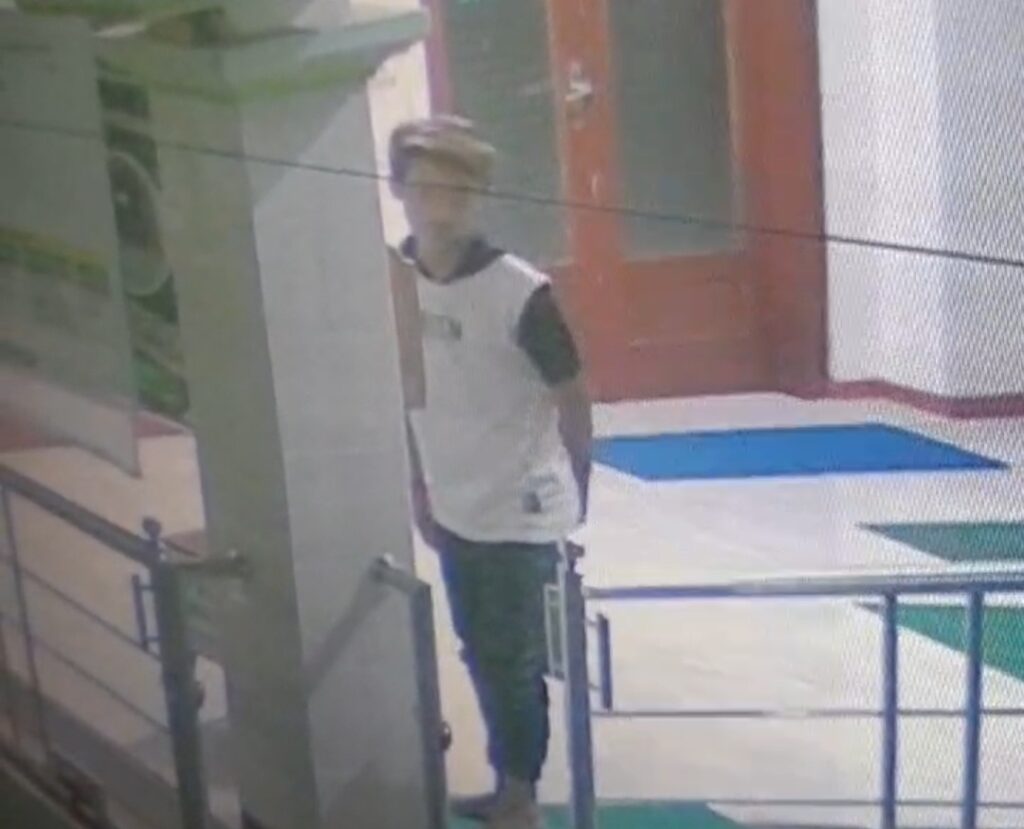 Dua Orang Curi Uang Kotak Amal Masjid di Kota Malang Terekam CCTV