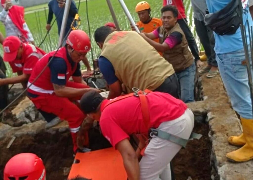 Tercebur Sumur Galiannya Sendiri, Warga Gondanglegi Pingsan Saat Dievakuasi