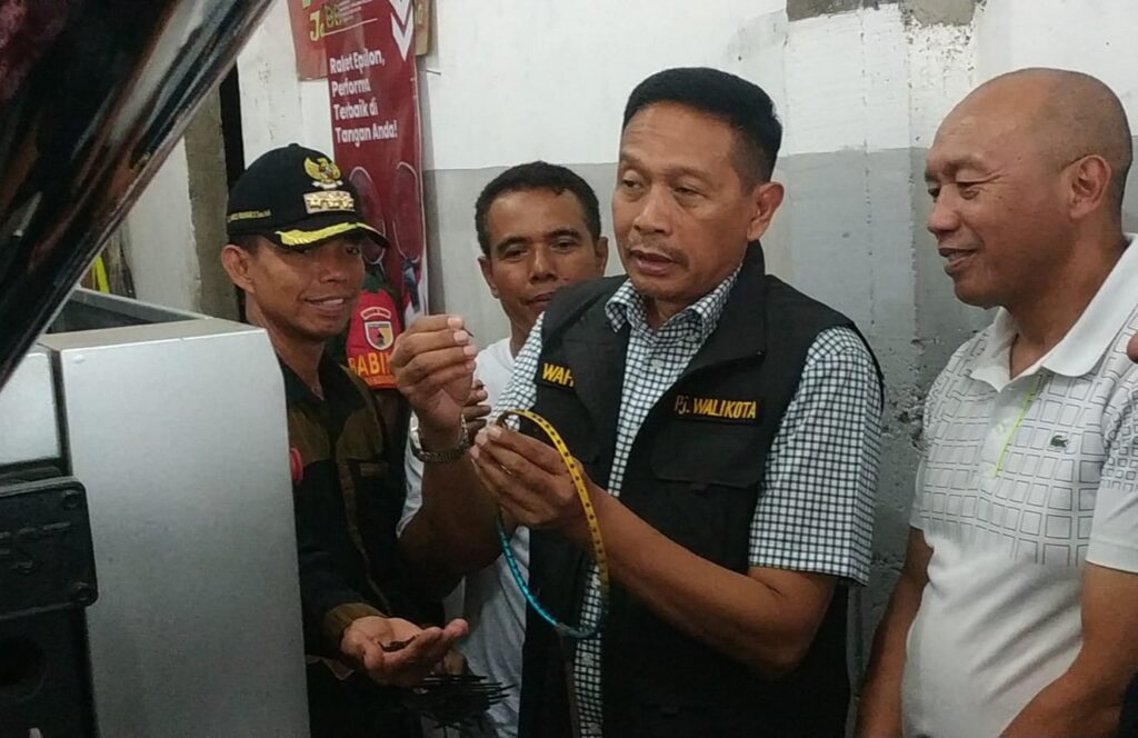 PJ Wali Kota Malang Tinjau Kampung Raket Sukun Malang, Serahkan Dua Alat Produksi