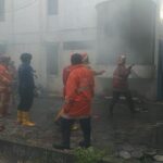 Petugas pemadam kebakaran Kota Malang saat melakukan pemadaman di Gudang Tieng Market. (Dn)
