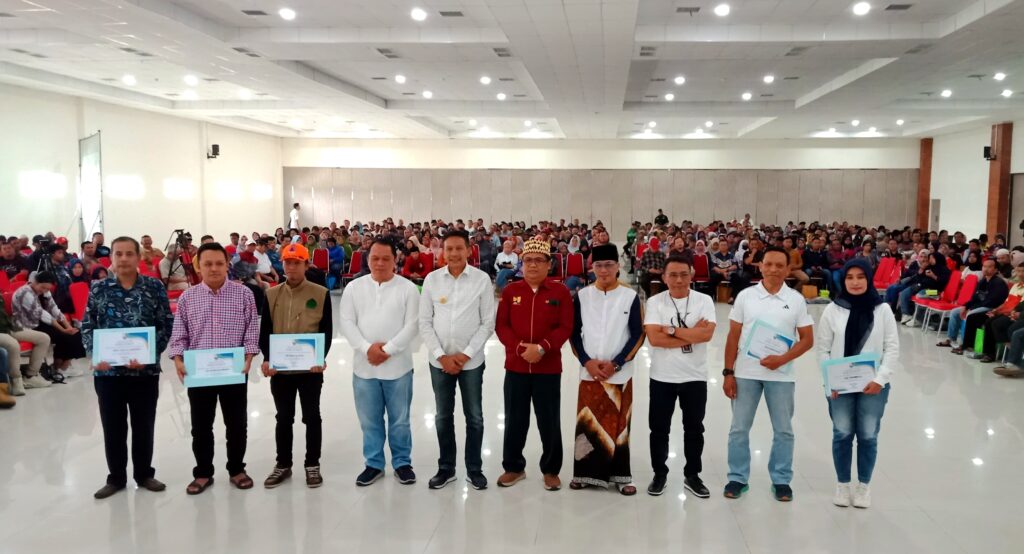 Selesaikan Persoalan Sanitasi, Pj Wali Kota Malang Serahkan 734 Bantuan
