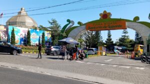 Jalan Raya Trunojoyo Batu Macet Mengular, Warga Sebut Dampak Wana Wisata Santerra Pujon