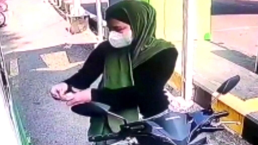 Aksi Pencurian Helm Dilakukan Wanita Berhijab Terekam CCTV di Area Parkiran Stasiun Kota Malang