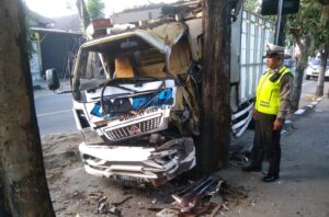 Truk Tabrak Pohon di Tepi Jalan Kepanjen Malang Diduga Sopir Mengantuk