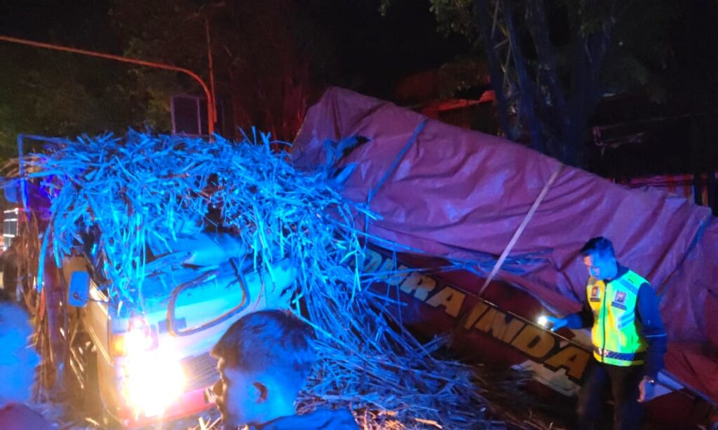 Truk Seruduk Truk di Lawang Malang, Sopir Tewas di Lokasi