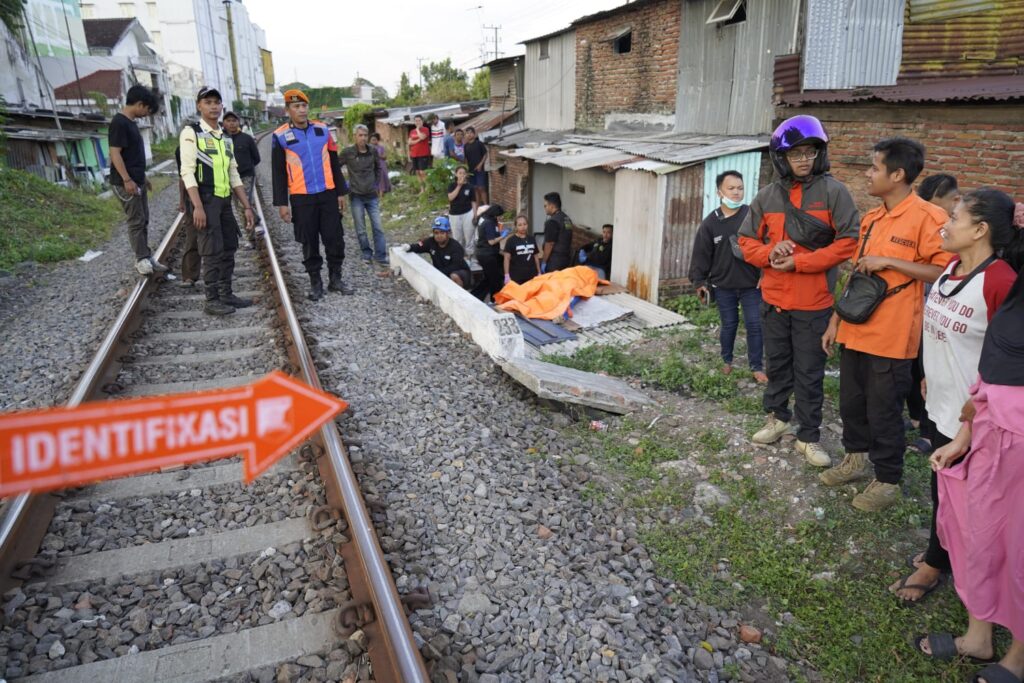 Seorang Lansia Kesrempet Kereta Api di Depan LP Lowokwaru, Paginya Percobaan Gantung Diri