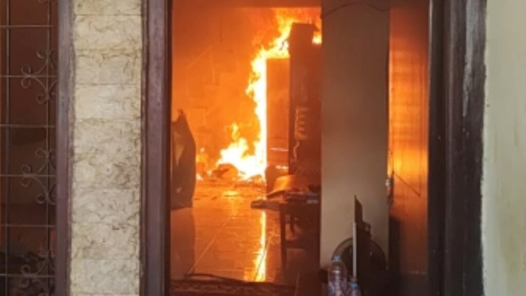 Diduga Karena Charger HP Alami Korsleting, Rumah di Kedungkandang Malang Amblas Terbakar