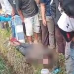 Korban saat ditemukan di parit pinggir jalan. (foto: istimewa)