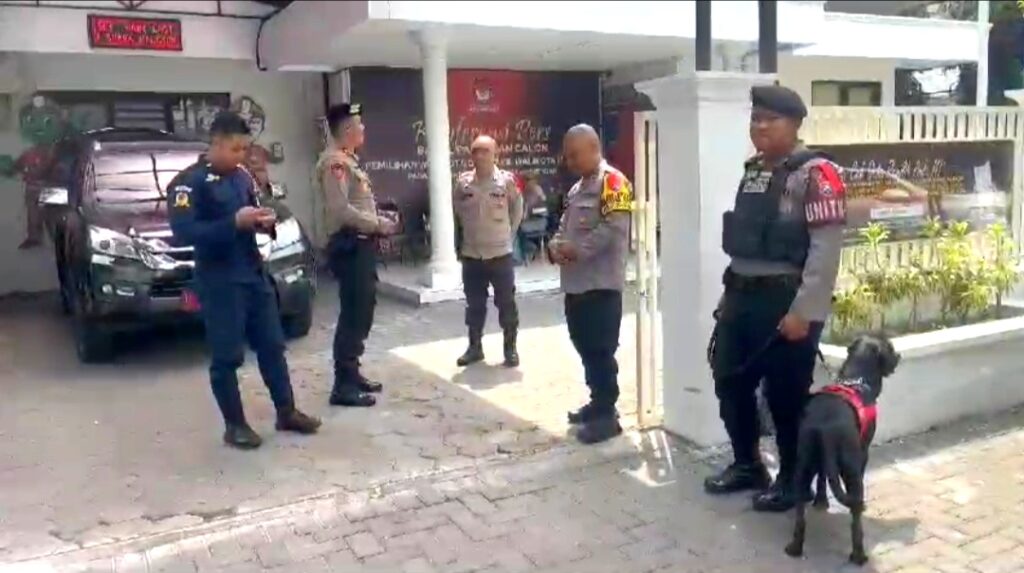 Sterilkan Gedung KPU dan Bawaslu, Polresta Malang Kota Gunakan Anjing Pelacak