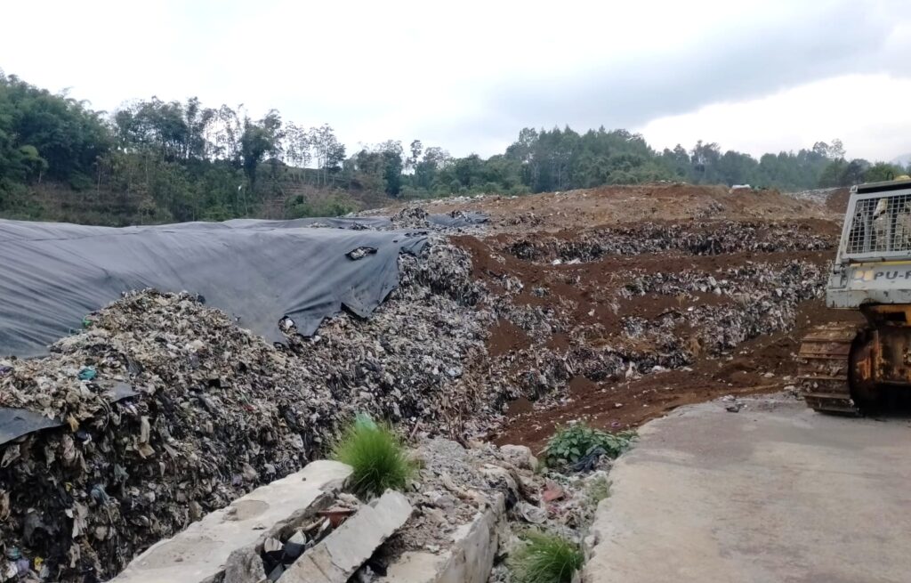 Menumpuknya Volume Sampah di TPA Tlekung Kota Batu Belum Teratasi