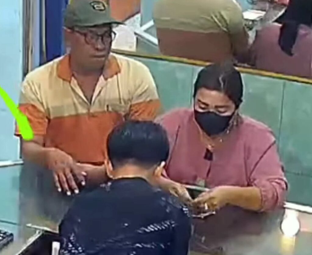 Sepasang Suami Istri Terekam CCTV saat Curi Emas di Toko Perhiasan Bululawang Malang