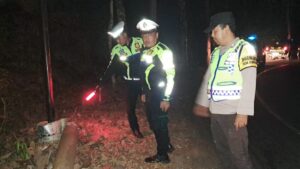 Seorang Pemotor Meninggal Tertimpa Tiang Kabel Telpon, Gara-Gara Kabel Tersangkut Truk Towing