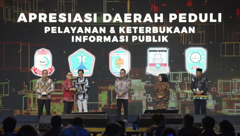 Kota Malang Terima Apresiasi Nasional atas Pelayanan dan Keterbukaan Informasi Publik, Pj Iwan Kurniawan: Menunjukkan Pemerintah Hadir Berikan Layanan Terbaik