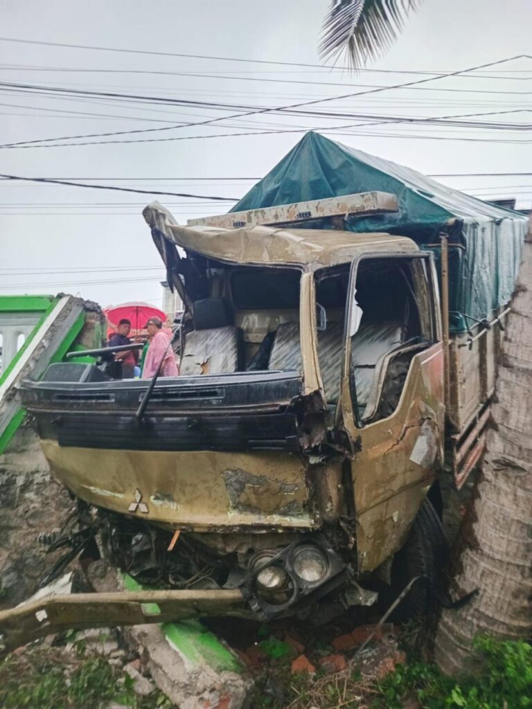 Oleng, Truk Tabrak Warung Kopi, Truk Tangki BBM dan Pagar Makam di Kendalpayak