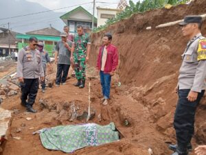 Ambrol, Plengsengan Sumber Brantas Timpa Pekerja Bangunan Hingga Tewas