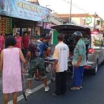 Korban kecelakaan motor antara pelajar SMP yang membonceng ibunya dengan siswa SMA di Pakisaji, saat akan dievakuasi menuju RSUD Kanjuruhan Kepanjen.(foto:sudutkota.id/Mt)