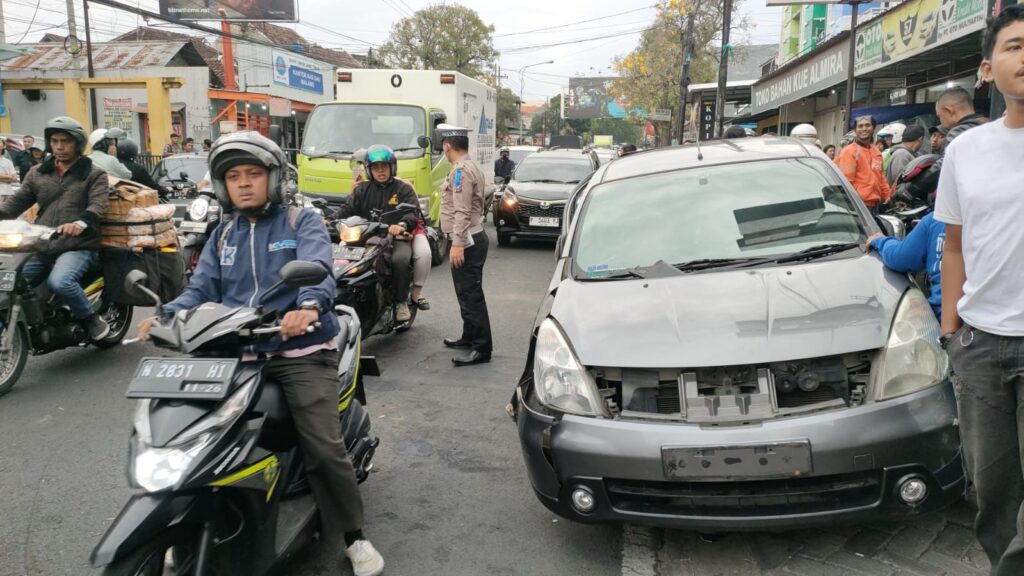 Diduga Ngantuk, Pajero Sport Tabrak Dua Mobil Dan Tiga Motor di Jalan Raya Jetis Dau