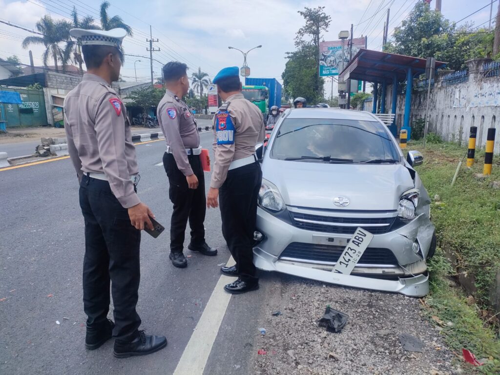 Mendadak Putar Balik, Yaris dan Agya Diseruduk Truk Tronton di Singosari