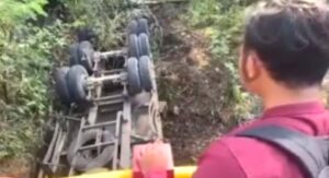 Truk Tronton Diduga Alami Rem Blong hingga Masuk Sungai di Purwodadi Pasuruan, 5 Luka-Luka dan 1 Tewas