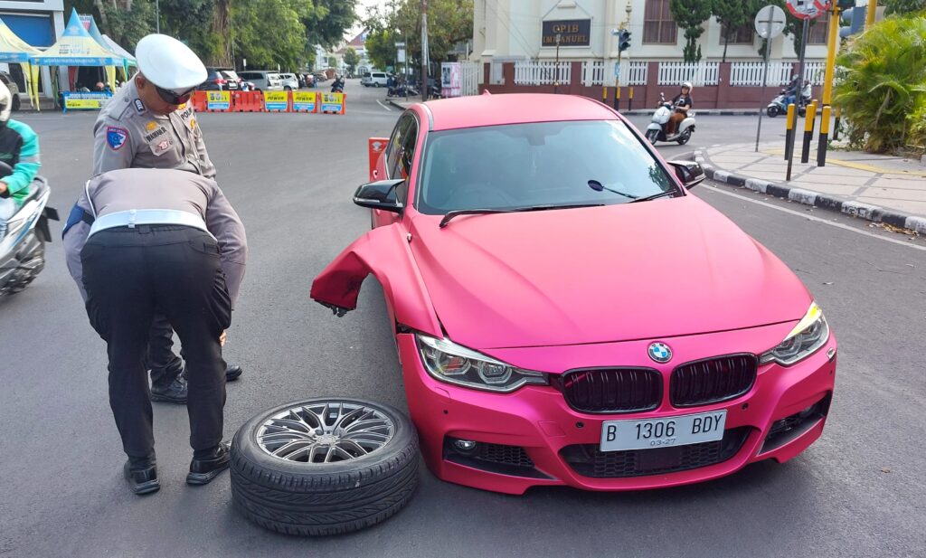 Roda Mobil Sedan BMW Copot Secara Tiba-Tiba, Anggota Polresta Malang Kota Sigap Berikan Bantuan