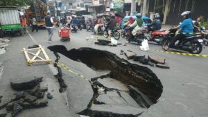 Curah Hujan Tinggi dan Drainase Rusak, Sebabkan Jalan Raya Muharto Malang Amblas 9 Meter