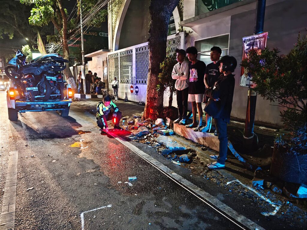 Empat Motor Diseruduk Mitsubishi Pajero di Depan Kampus Unisma Dinoyo