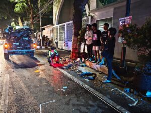Empat Motor Diseruduk Mitsubishi Pajero di Depan Kampus Unisma Dinoyo