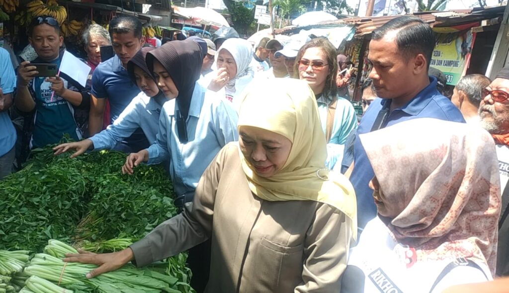 Blusukan ke Pasar Tradisional Blimbing Kota Malang, Cagub Jatim Khofifah Janjikan Pendampingan Literasi Digital