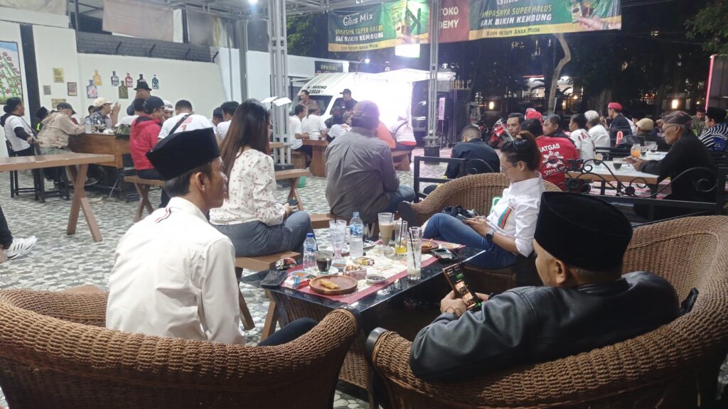 Tak Bisa Masuk ke Tempat Acara, Pendukung SaLaf Gelar Nobar di Luar Gedung Dewan