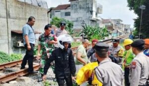 Kesaksian Warga, Wanita Tertabrak Kereta Api Pertamina di Malang Lari dan Duduk di Tengah Rel Saat Kereta Datang
