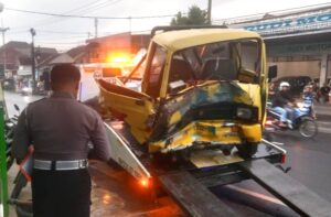 Dua orang Luka-Luka usai Dua Mobil Adu Banteng