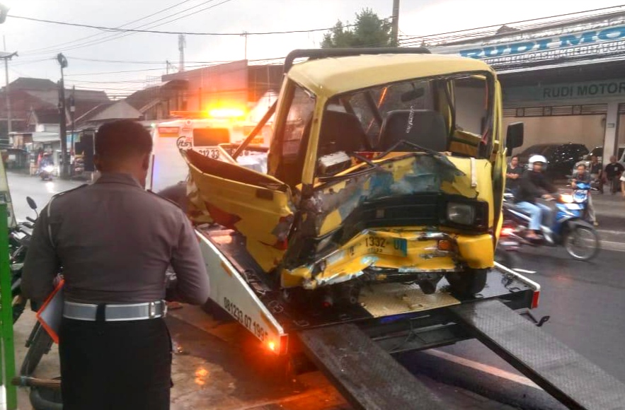 Dua orang Luka-Luka usai Dua Mobil Adu Banteng