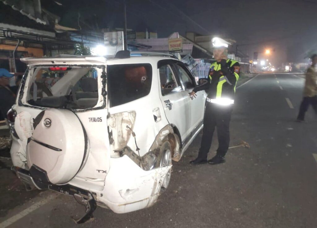 Hindari Motor di Depannya, Minibus di Malang Oleng Hingga Terbalik, 1 Orang Tewas di Lokasi