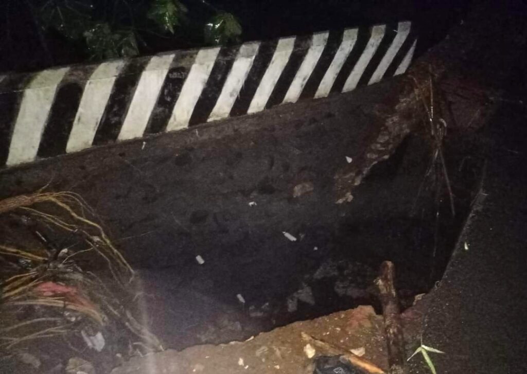 Jembatan Penghubung Dua Desa di Malang Rusak karena Diterjang Banjir