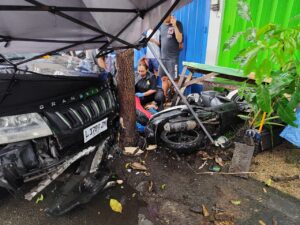 Apes, Enak-Enak Duduk di Atas Motor, Malah Tertabrak Mobil