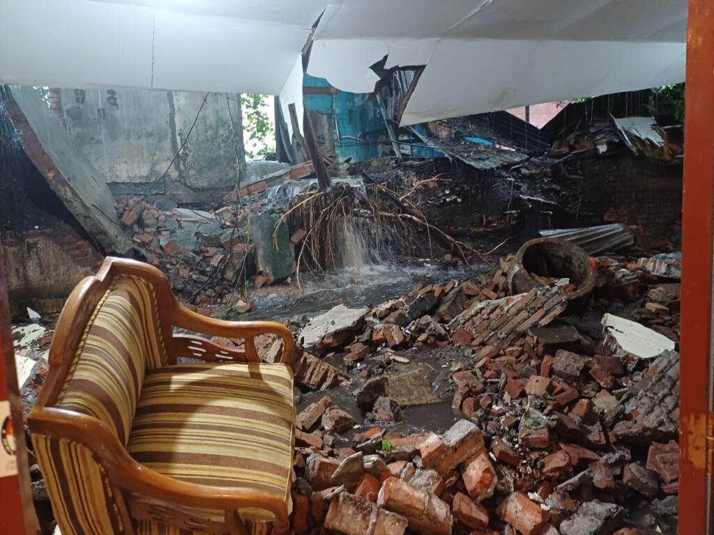 Roboh, Tembok Pembatas Gedung Plasa Batu Timpa Bangunan Grahawangsa