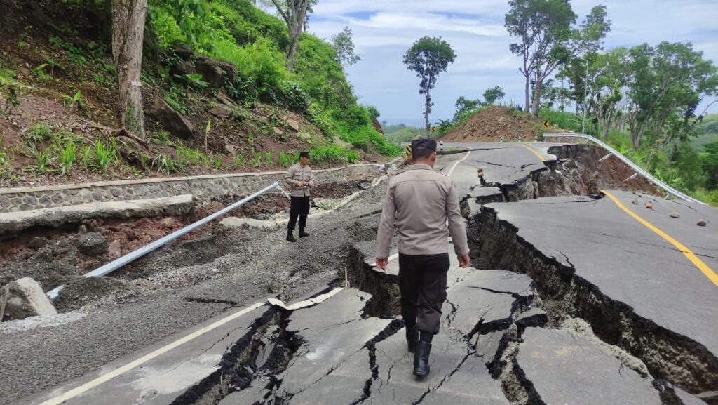 Longsor Sepanjang 50 Meter, JLS di Wilayah Donomulyo Ditutup Total