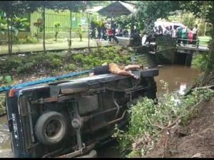 Mengantuk Dan Menghindari Motor, Mobil Panther Masuk Sungai