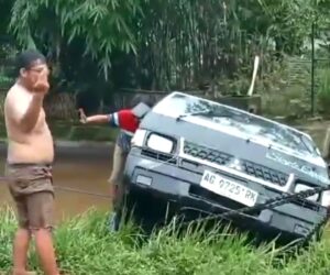 Mobil Pikap Terperosok ke Sungai Akibat Pengemudi Lupa Tarik Hand Rem