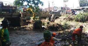 Pasca Banjir Pemkot Malang Lakukan Pembersihan Tumpukan Bambu dan Sampah di Bawah Jembatan Lesanpuro