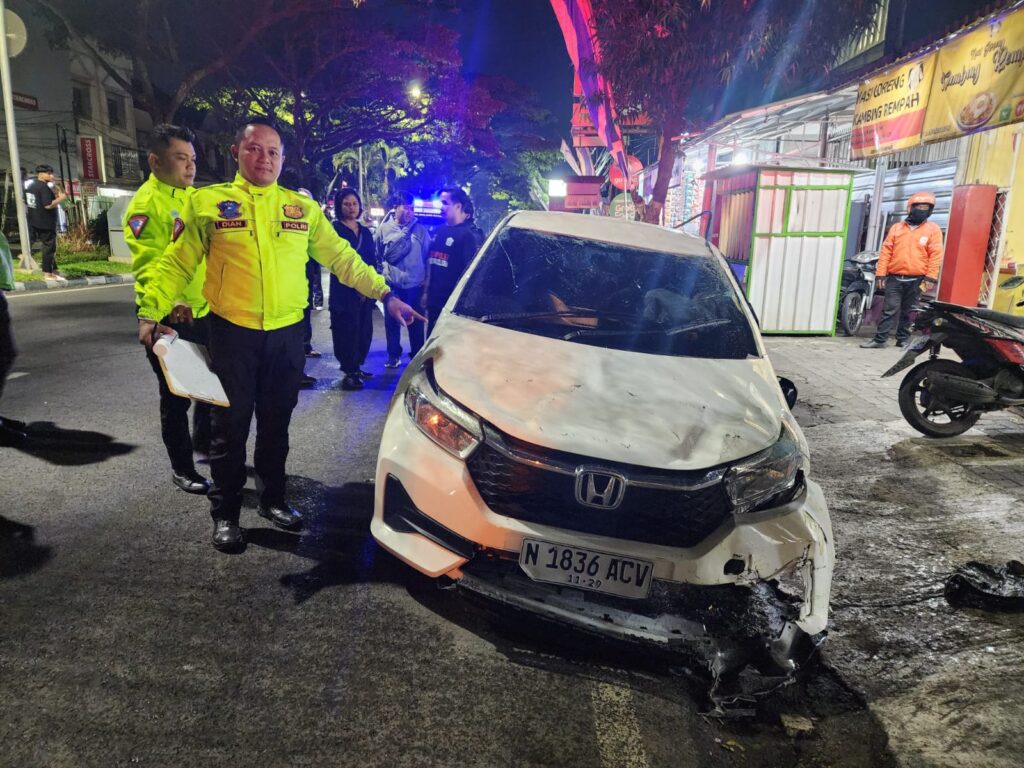 Honda Brio Tabrak Gerobak Nasgor Hingga Hancur dan Terbalik di Suhat Malang