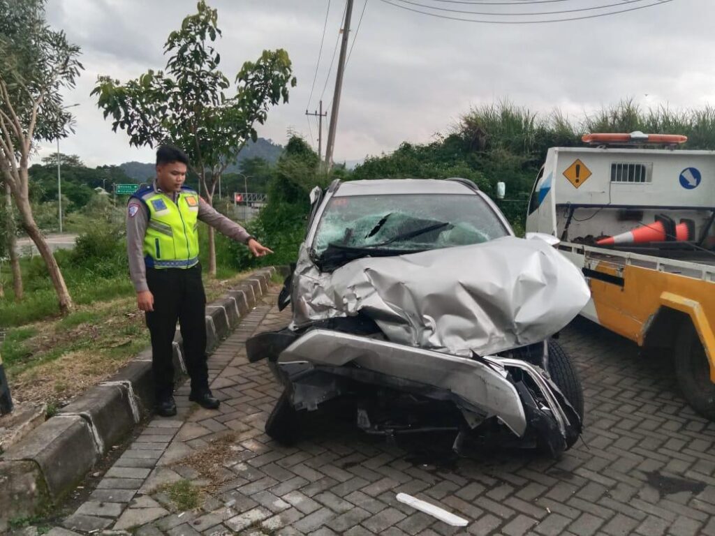 Mobil Dokter Asal Surabaya Terlibat Kecelakaan di Tol Mapan Lawang Hingga Ringsek