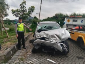 Mobil Dokter Asal Surabaya Terlibat Kecelakaan di Tol Mapan Lawang Hingga Ringsek