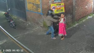 Aksi Jambret Kalung Emas Nenek-Nenek Penderita Stroke Terekam CCTV di Kota Malang